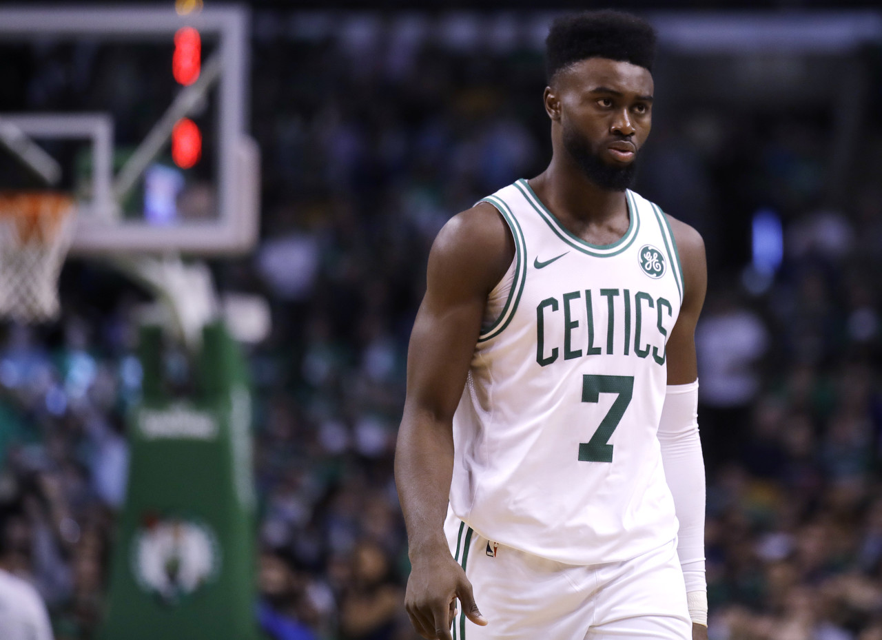 球队连胜势头强劲，排名稳步上升（球队势如破竹豪取连胜，积分榜排名稳步攀升）