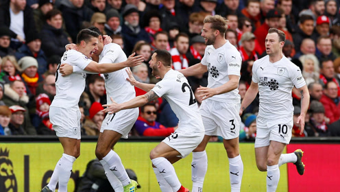 米体：安古伊萨将伤缺三到四个月，那不勒斯中场人手更显紧张（米体：安古伊萨预计伤停3至4个月，那不勒斯中场告急）