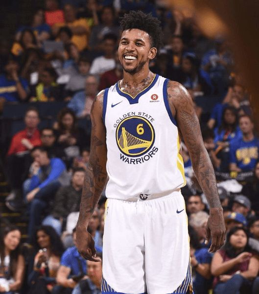 记者：谢维军在昨天的比赛中肋骨又裂了（记者透露：谢维军昨日比赛中肋骨再度骨裂）