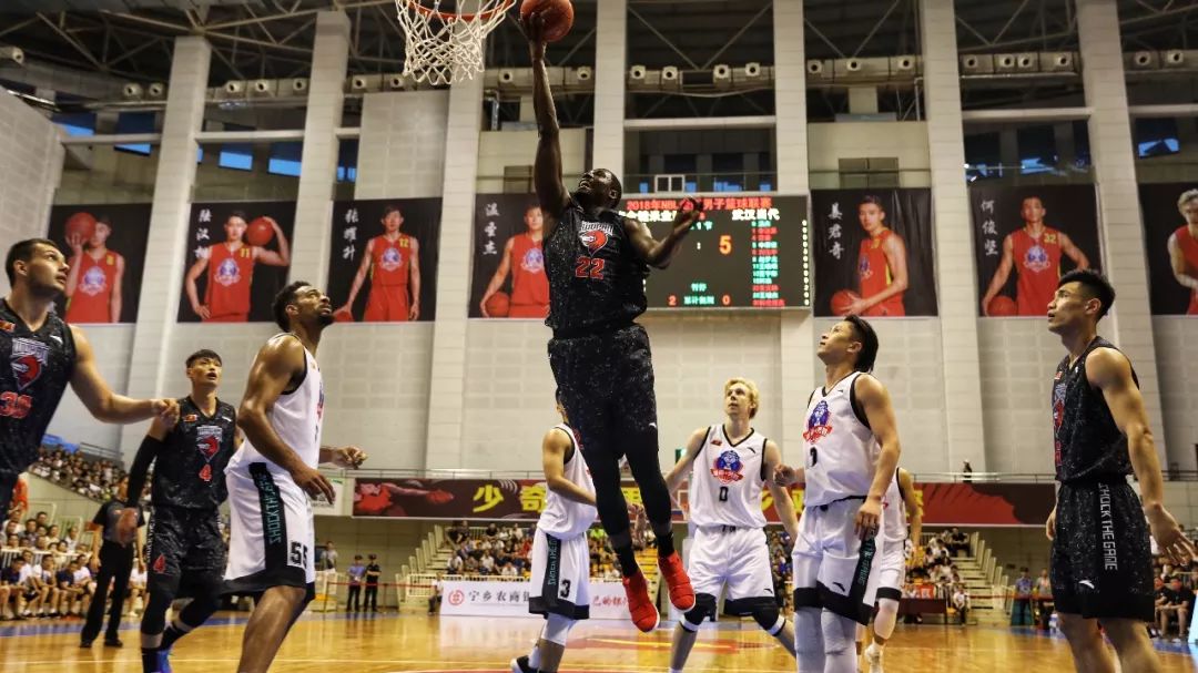 媒体人：山西男篮下午登上了前往杭州飞机，准备12日揭幕战（媒体人：山西男篮今日下午飞赴杭州，备战12日揭幕战）