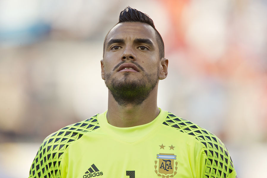 TA：因现代足球重视边路与攻防转换，菱形中场阵型已几乎绝迹（TA：边路与攻防转换当道，菱形中场阵型几近消失）