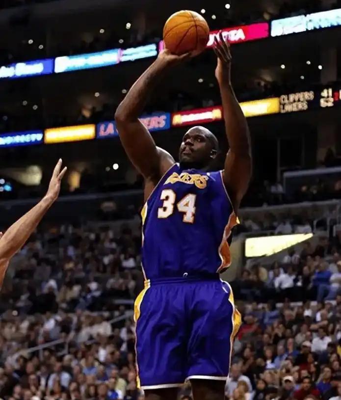 TA：前职业扑克选手执教球队升入奥超，善于理性做出战术调整（TA：从职业扑克到主帅，他率队升上奥超，理性决策精于战术调整）