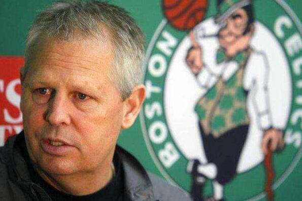 创历史，埃因霍温是首支正式比赛在安菲尔德打进3球的荷兰球队（历史首例！埃因霍温成首支在安菲尔德正式赛攻入3球的荷兰队）