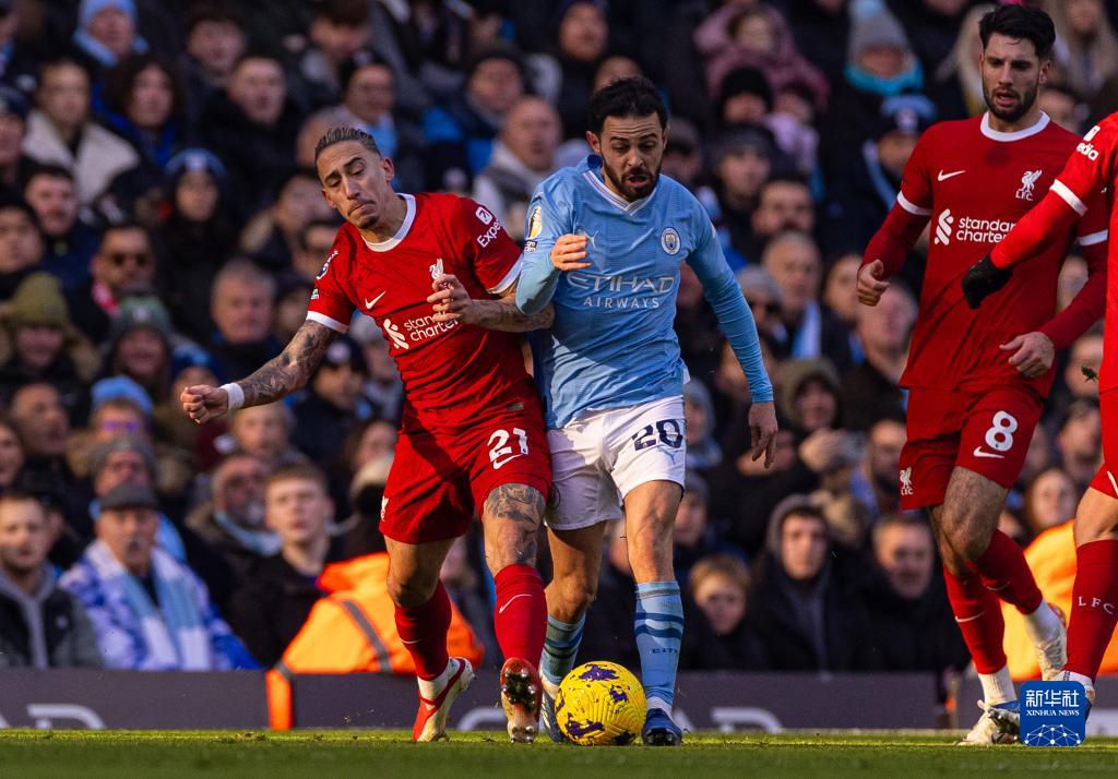 湖人詹姆斯关键三分锁定胜利（詹姆斯命中关键三分助湖人锁定胜局）