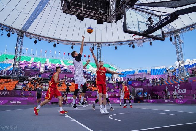 足球报：李新翔脚踝韧带轻伤伤停2周，加布里埃尔还无法合练（足球报：李新翔脚踝韧带轻微受伤将缺阵两周，加布里埃尔仍无法参与合练）