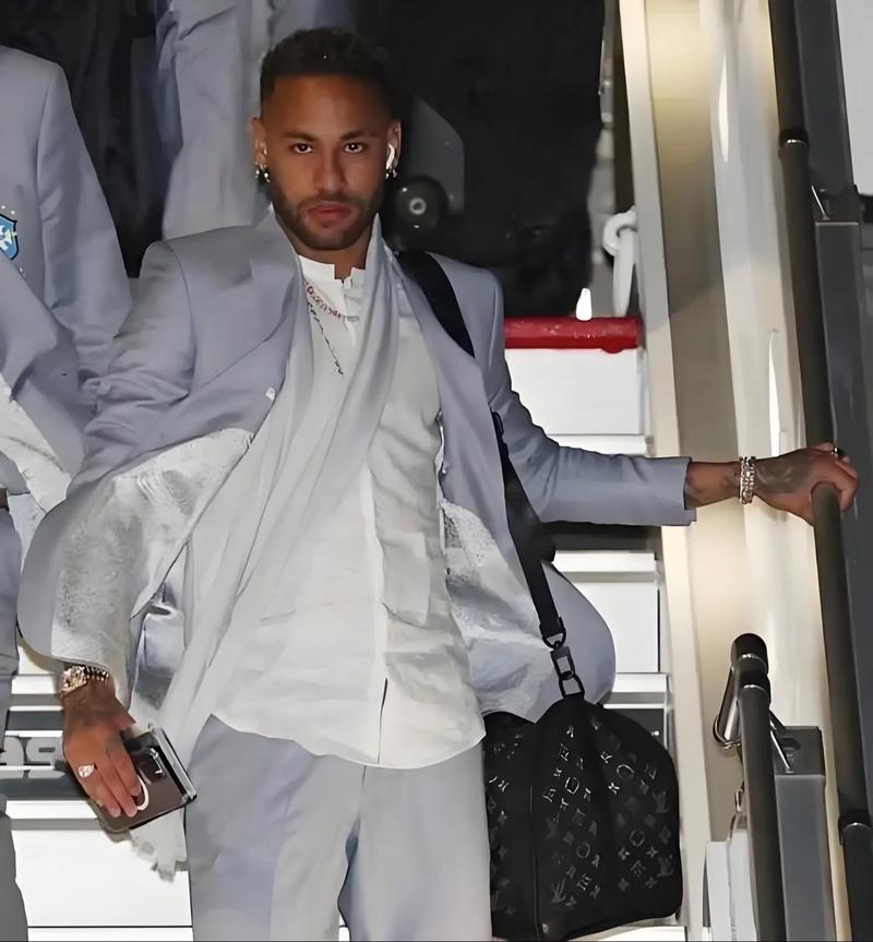 德泽尔比：格林伍德拥有金球奖潜质，能否全力争夺取决于自己（德泽尔比称格林伍德具备金球潜力，能否问鼎全看自己）